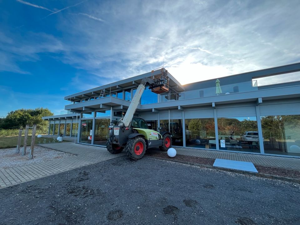 Teleskoplader mit Arbeitskorb , Reinigungsarbeiten , Baumpflege in Prüm