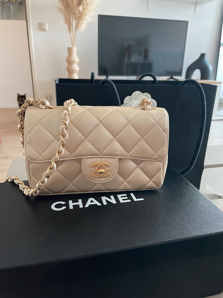 Chanel Mini Flapbag Satin Handtasche beige gold WIE NEU in München