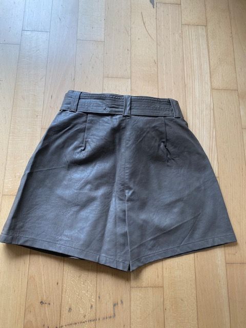 Promod Lederimitat Shorts taupe/graubraun 36/S in Düsseldorf