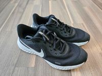 Nike Revolution 5 GS Gr. 38.5 schwarz weiß Jungen Mädchen Hessen - Seligenstadt Vorschau