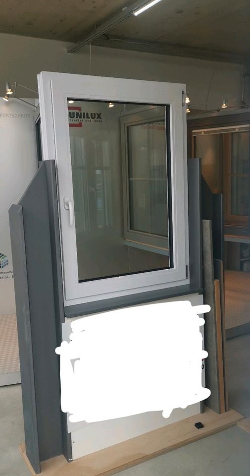 NEU Kunststoff Fenster weiß 870mm x 1210mm Insektenschutz Rollo in Schwabbruck