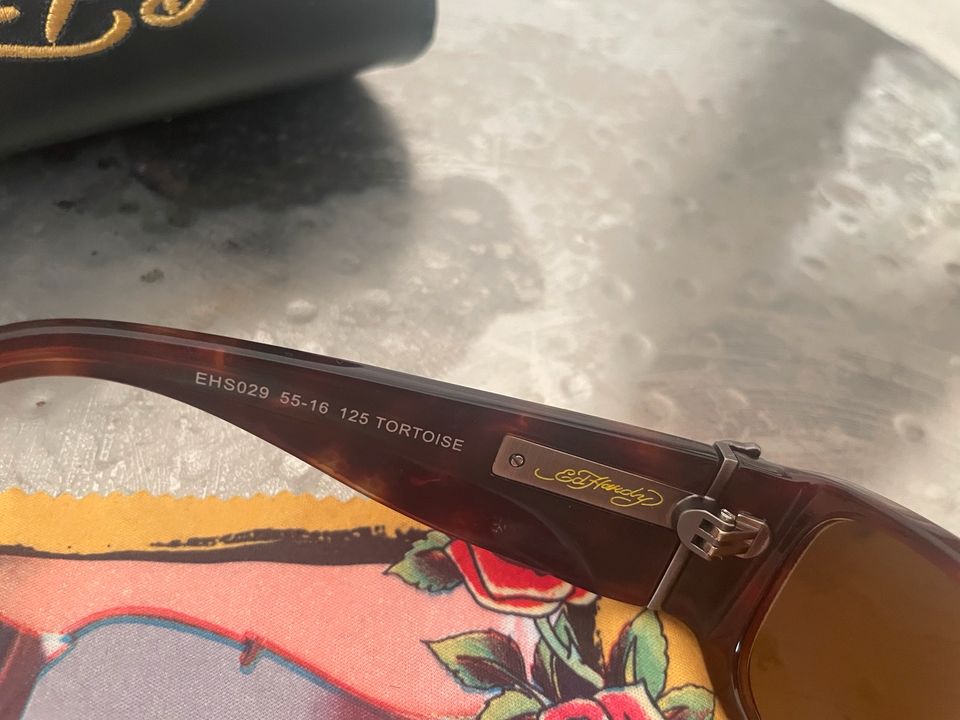 Eckige Ed Hardy Sonnenbrille mit Blumen und Meerjungfrauen y2k in Berlin