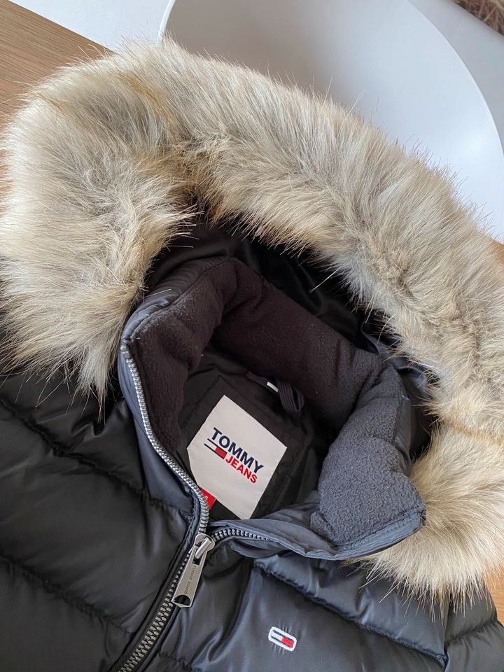 Tommy Hilfiger Winterjacke Damen Größe S TOP!!! in Zudar