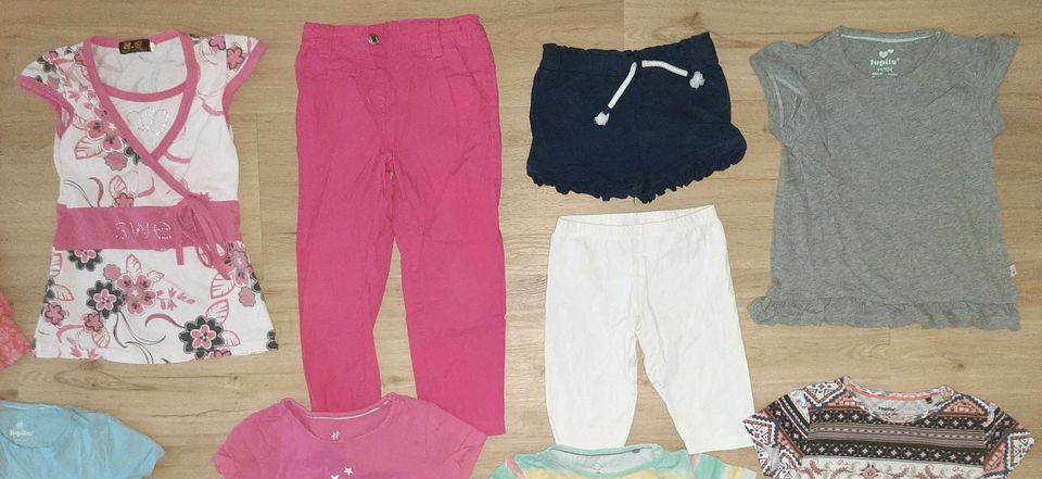 Mädchen Sommer Frühling Kleider, Hosen, T-Shirts, Jacken, 98/104 in Kritzmow