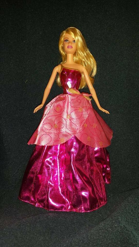 "BARBIE" mit  zwei Autfits als Rollkleid in Langenfeld Eifel