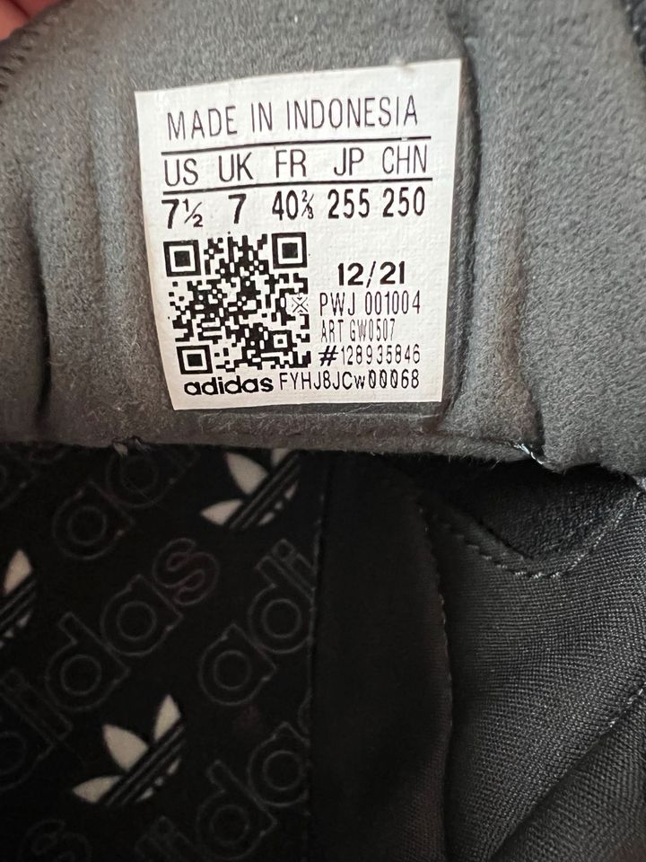Adidas Retrophy F2 40 2/3 40.5 Sneaker schwarz grau neuwertig in Coburg