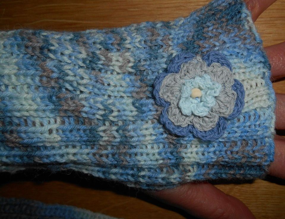 Strick Stulpen Pulswärmer Handgelenk Arm Wolle Blau Blume 20cm in Stralsund
