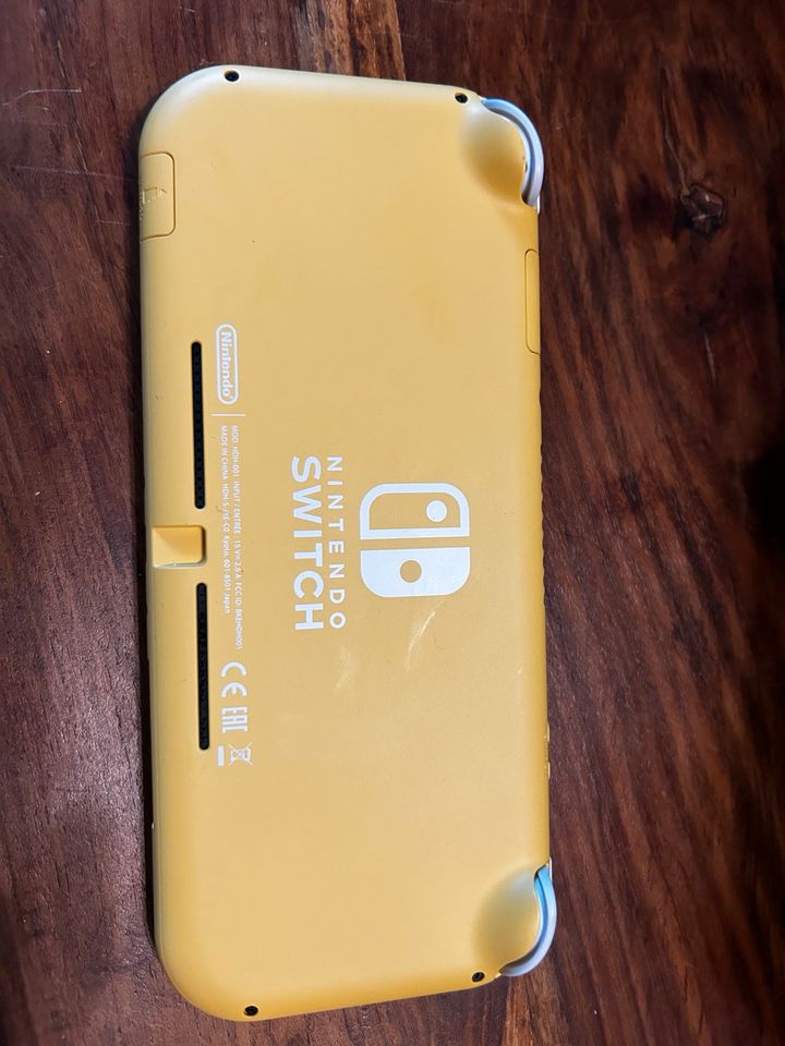 Nintendo Switch Lite Gelb + 200GB SD Karte in Breuberg