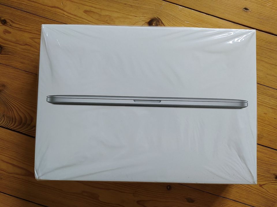 Leerkarton für ein Mac Book Pro 15 Zoll in Berlin