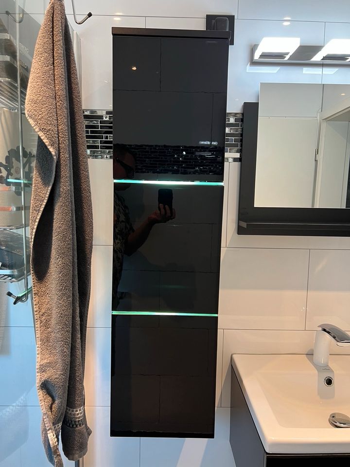Waschbecken Unterschrank Hochschrank Glanz schwarz LED Spiegel in Aschaffenburg