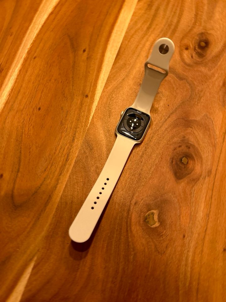 Apple Watch Series 7 Starlight Aluminium (45 MM) GPS neuwertig in Kelkheim