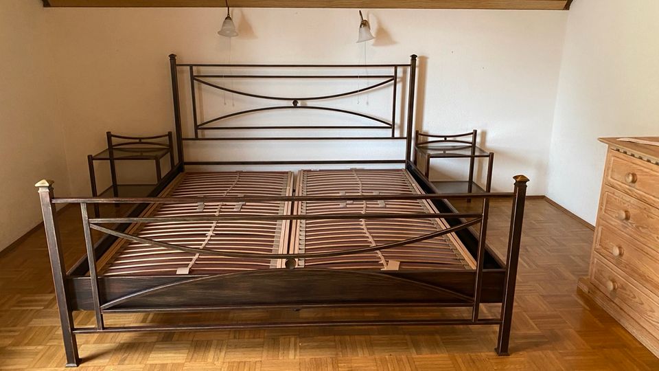 Doppelbett (180x200) mit Nachttische ohne Lattenroste in Bellheim