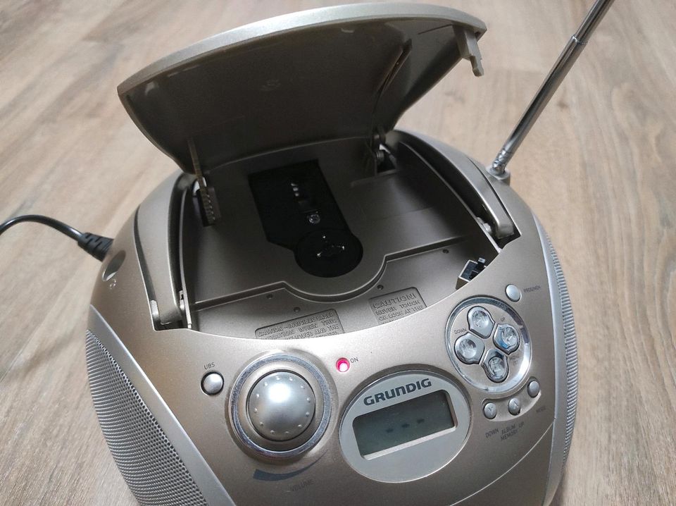 Grundig tragbares Radio mit CD-PLAYER/ USB in Jesteburg