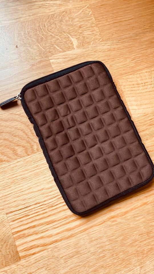 Neuwertig! Tablet Hülle Sleeve von *POUCH* • dunkelbraun in Frankfurt am Main