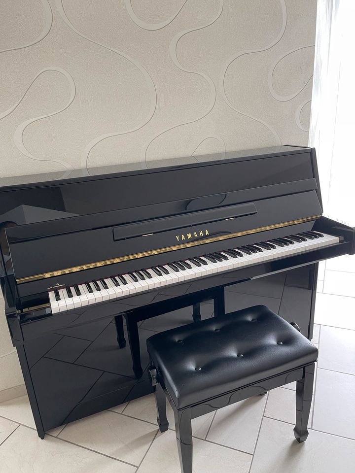 Klavier Yamaha B1  schwarz poliert + Meyne Klavierbank in Hermeskeil