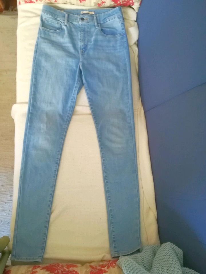 Neuwertig! Superschöne High Waist Jeans von Levi's. 30/32 in Paderborn