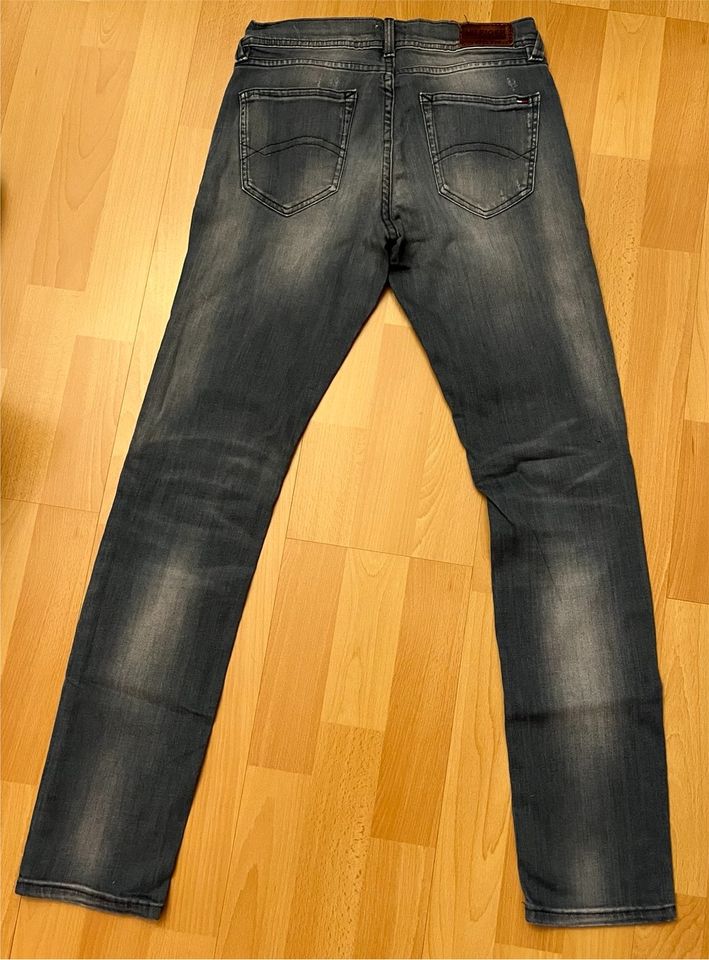 Tommy Hilfiger Denim Jeans 27/30 Damen grau in Marsberg