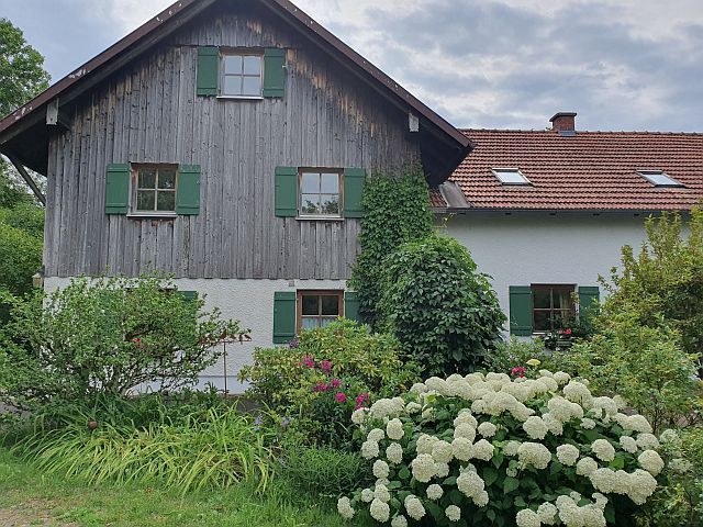 Kaufbeuren in unverbauter Alleinlage und Seenähe | Ein Besonderes Anwesen mit Historie und Platz für 2 Familien | keine Käuferprovision in Kaufbeuren