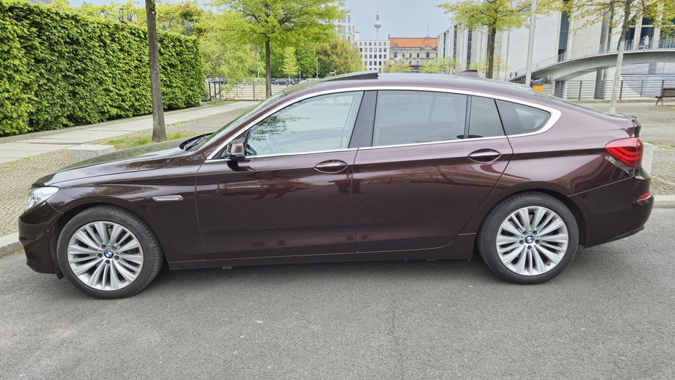 BMW 535i xDrive GT in Damast-Rot (metallic) in Berlin