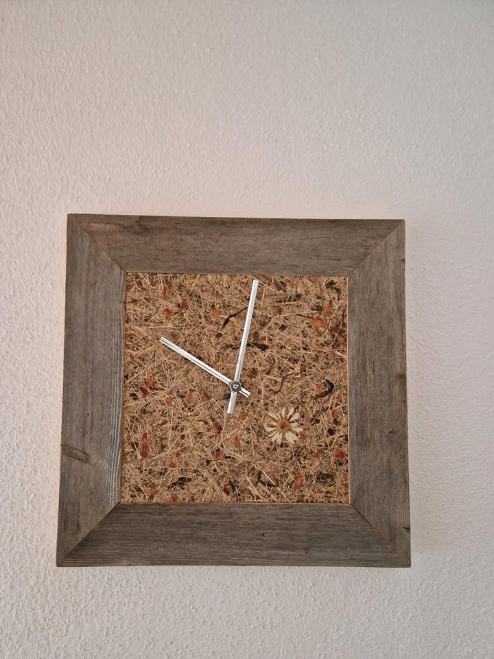 Wanduhr aus Altholz in Hurlach