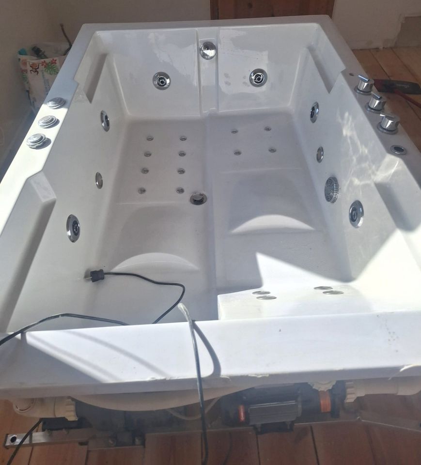 Whirlpool Badewanne 166x116x46 in Gelsenkirchen