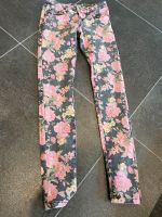 Jeans mit Blumenmuster (Crazy World, 34) Nordrhein-Westfalen - Nieheim Vorschau