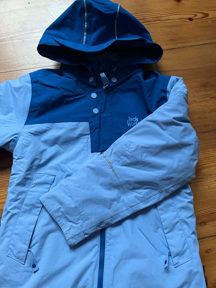 Jack Wolfskin Kinderjacke Gr. 128 in Berlin