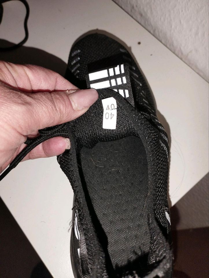 Turnschuhe schwarz weiß Neu Gr 40 in Kassel