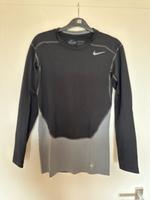 Nike Pro Combat Kompressionsshirt Langarm Größe M kaum getragenes Hessen - Gießen Vorschau