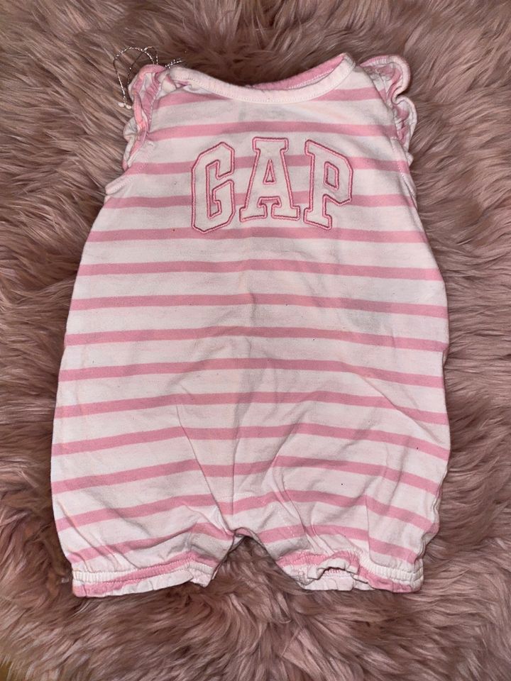 GAP Baby Romper Jumpsuit Gr 62/68 rosa weiß Sommer Spieler in Kassel