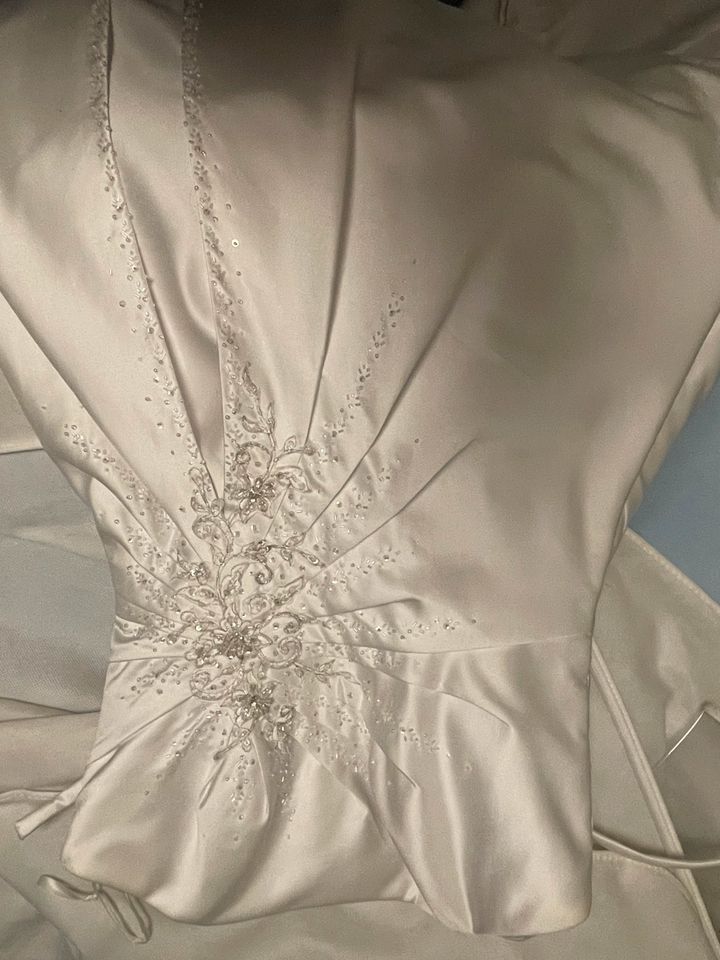 Brautkleid Gr. 36 mit Unterkleid (ex NP 2800) in Hamburg