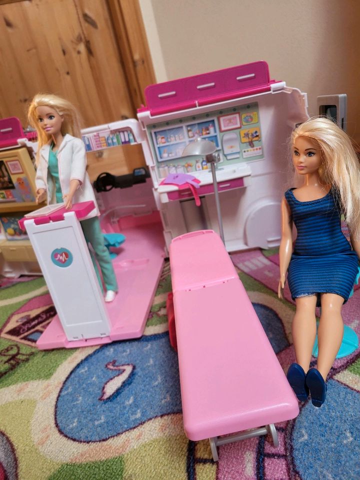 Barbie Krankenwagen + Set Babydoctor in Weinböhla