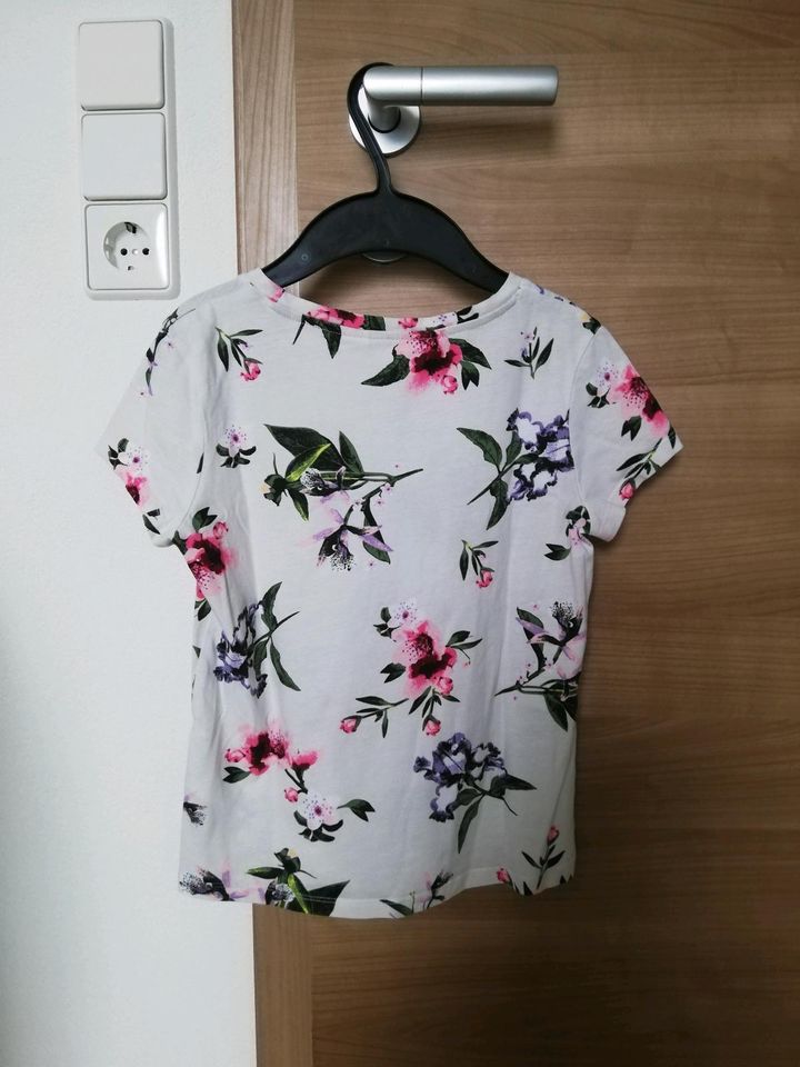 H&M Tshirt Shirt Blumen 134/140 in Altshausen