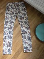 Jeans mit Blumenmotiv Gr. 34 Thüringen - Kirchheim Vorschau