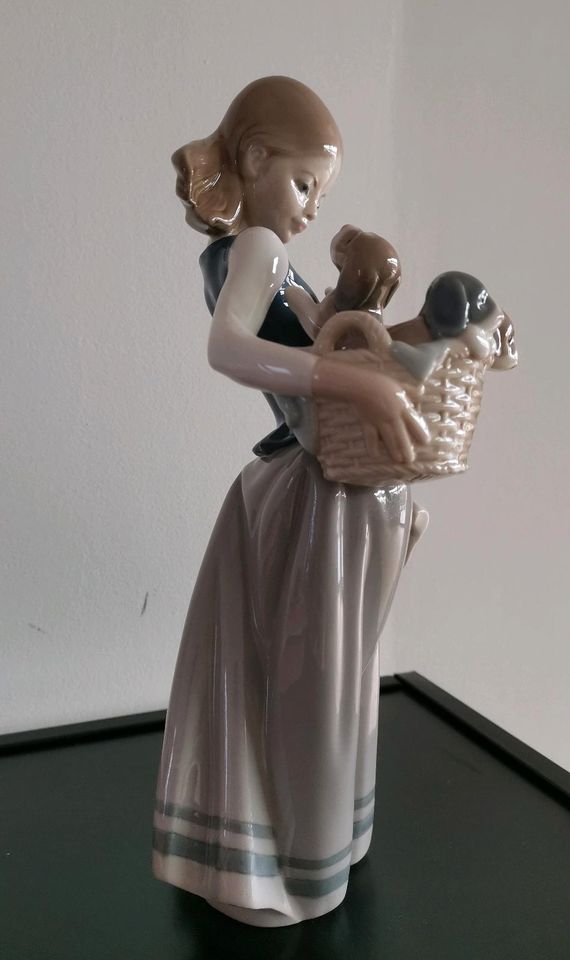 Lladro Porzellan Figur Mädchen mit Welpen, Hunde in Bergisch Gladbach
