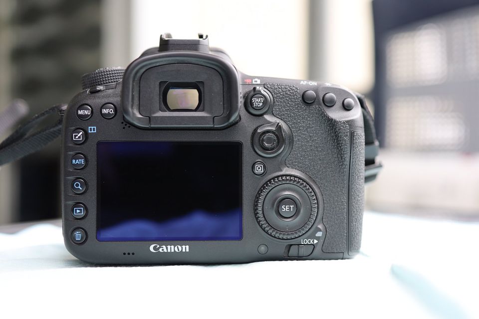 Canon eos 7D II Sehr Gut Zustand in Hannover