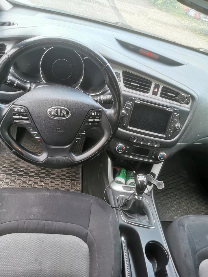 KIA Cee'd SW 1,6l CRDI Klima/Navi/8x bereift uvm. in Wuppertal