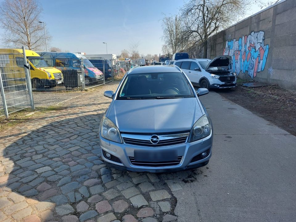 Opel Astra 1,6 Benzin Kombi in Berlin