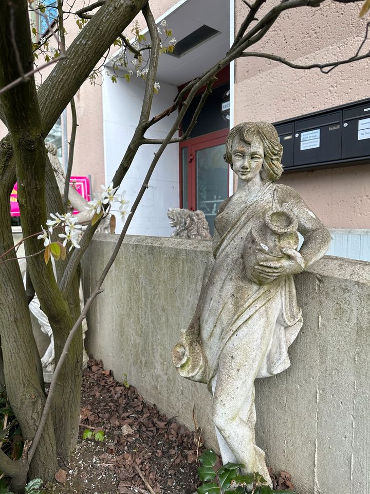 Alte Franz. Skulpturen, Brunnen + Pflanzkübel/Pflanztöpfe in Düsseldorf