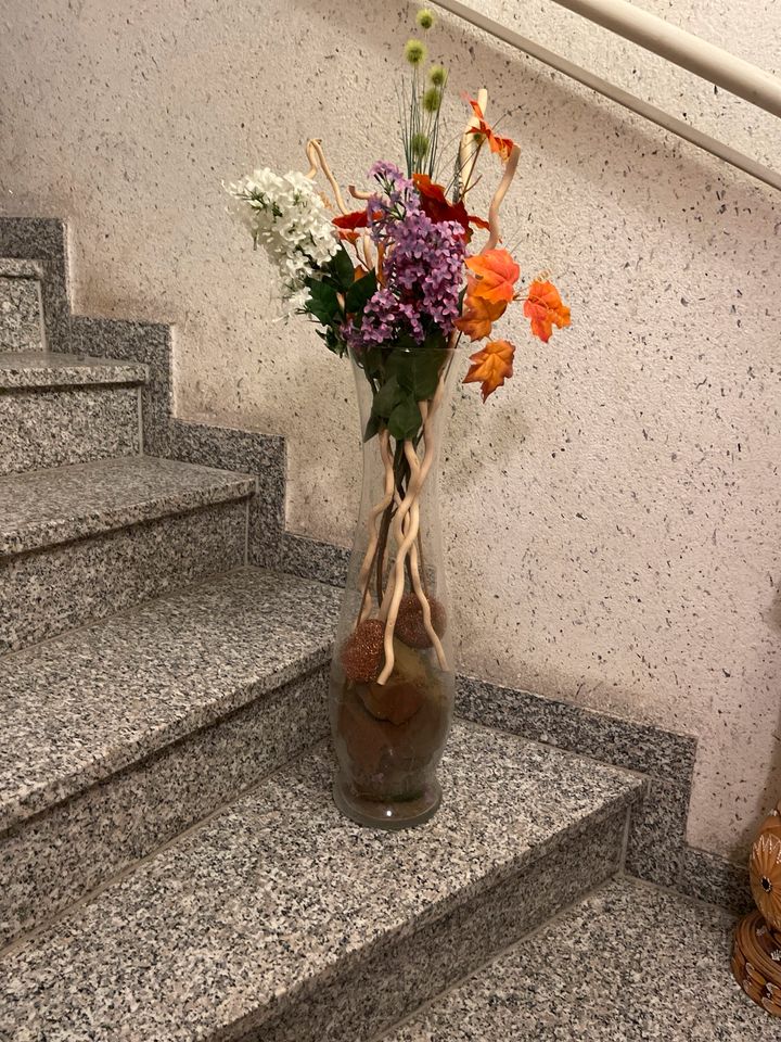 Große Blumen Vase mit Kunstblumen in Bad Vilbel