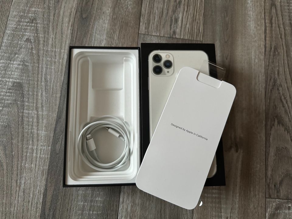 IPhone 11 Pro Max (256 GB) mit viel Zubehör in Saterland