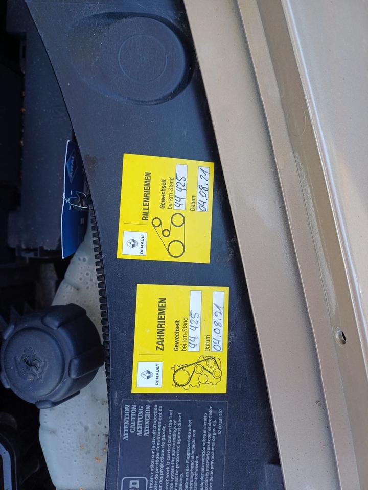 Renault modus 2005 16V mit einem Stand für zwei Fahrräder in Bremervörde