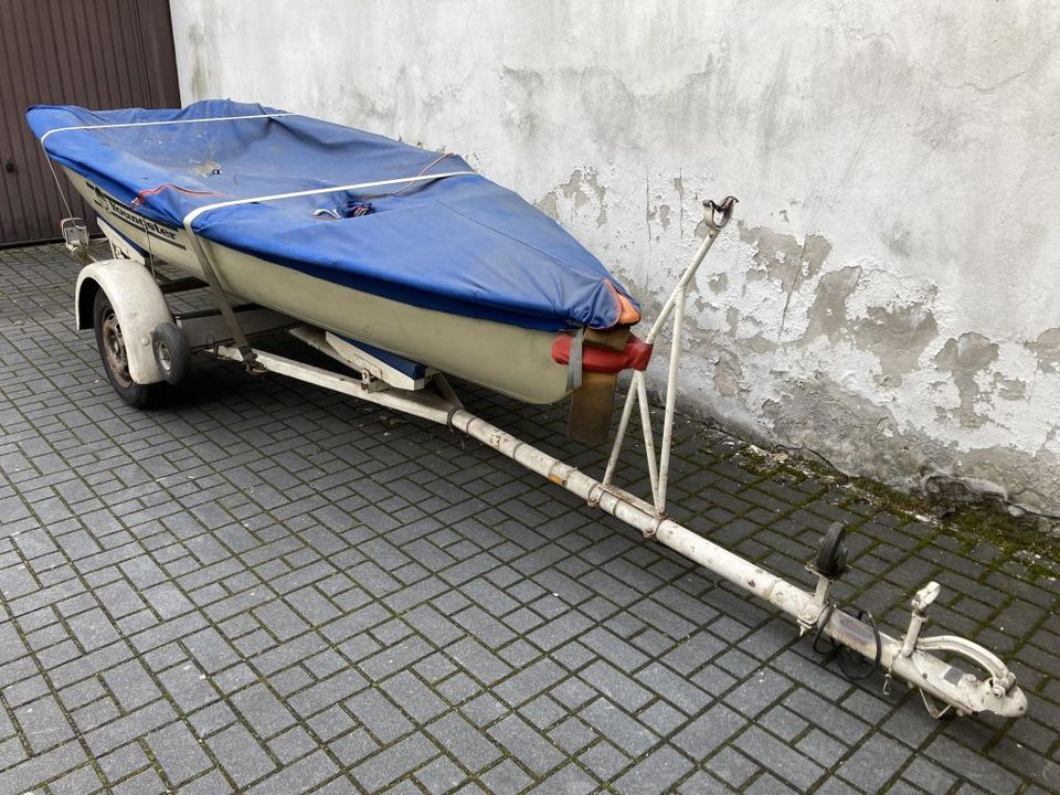 Segeljolle Klepper "Youngster" mit Straßentrailer in Nürnberg (Mittelfr)