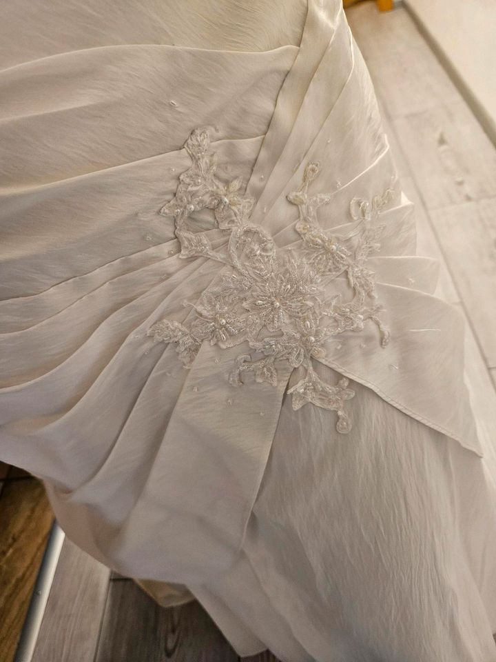 Hochzeitskleid Größe 40/42‼️‼️ in Tollwitz