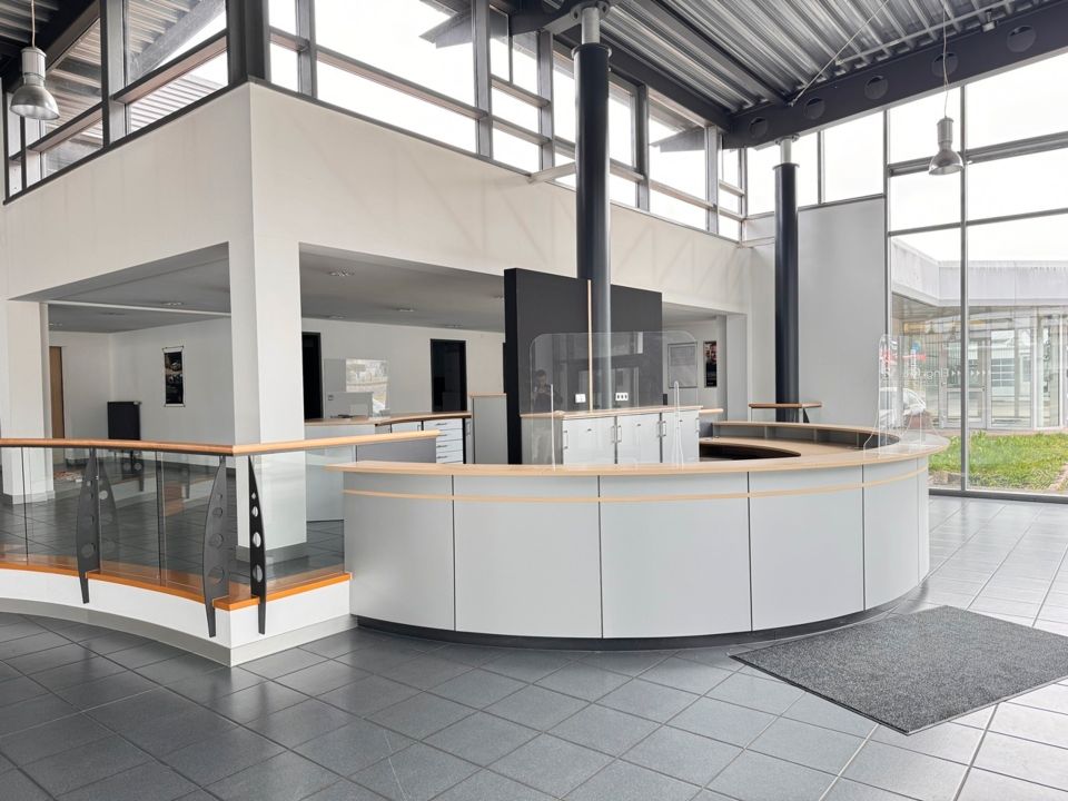 Attraktive Gewerbeimmobilie mit Ausstellungsfläche, Lager + Büro + Halle/Werkstatt in Oberndorf am Neckar