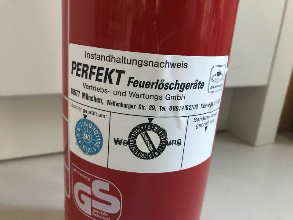 BAVARIA - Kleiner Feuerlöscher mit Wandhalterung **top** in München