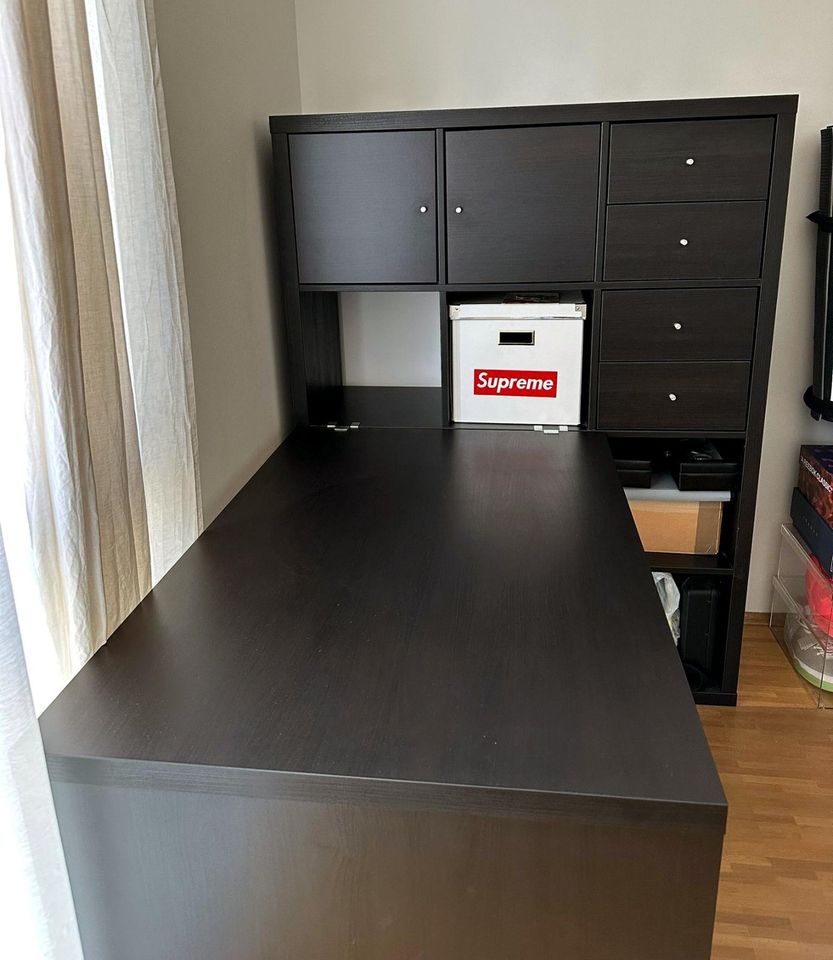 Schreibtisch und Regalwand Kallax (Ikea) braun-schwarz in Friedberg