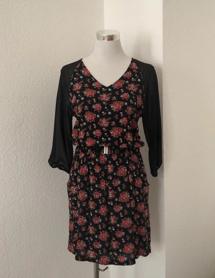 Kleid Gr. M 38/40 geblümt schwarz *Top* in Leipzig