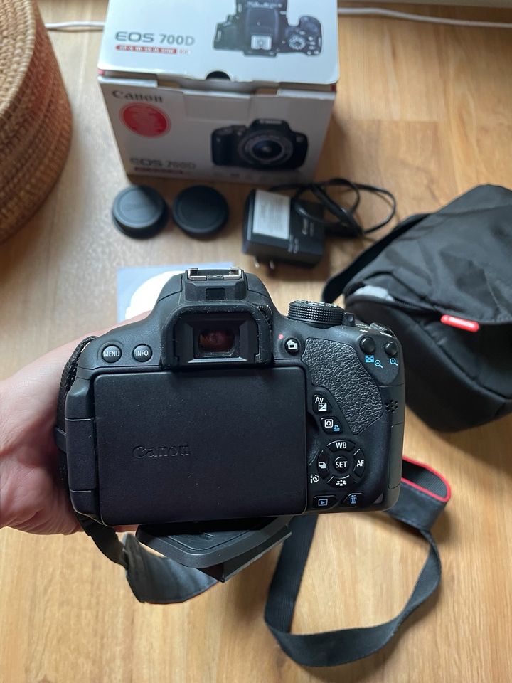 Kamera Canon EOS 700D Kit 18-55 mm Objektiv +Tasche, Stativ) in Köln