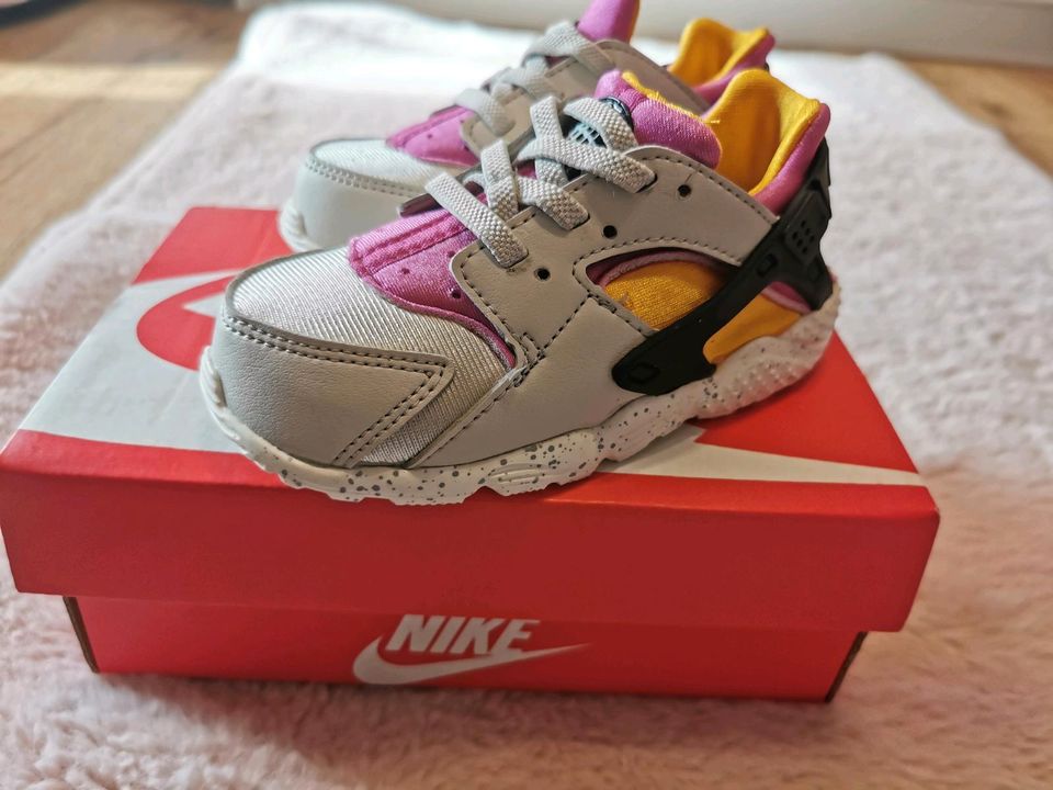 NEU! Nike Huarache Mädchen Schuhe 25 in Offingen